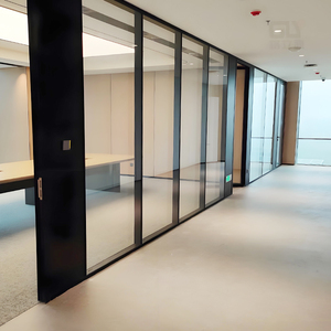 Cloisons de bureau en verre minimalistes personnalisables à <span class=keywords><strong>cadre</strong></span> invisible - Verre trempé durable avec système de <span class=keywords><strong>fixation</strong></span> à canal dissimulé - Product Image 1