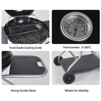 Barbecue au charbon de bois moderne haut de gamme 22,5 pouces avec table latérale, grille chauffante, roues et étagère de rangement inférieure, finition émail noir