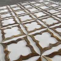 Mosaïque de marbre personnalisée découpée au jet d'eau, motif lanterne, en marbre noir et rouge avec incrustation de coquillages dorés, pour crédence de cuisine, salle de bain, villa, hôtel