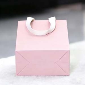 Bolsa de Cartón Rosa Personalizada, Reciclable y Plegable, con Asas de Hilo de Algodón y Remaches. - Product Image 4