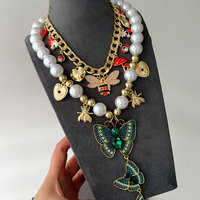 Collier multi-pendentifs papillon vert tendance 2025 avec perles et chaînes superposables