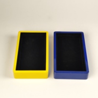 Boîte cadeau en bois rectangulaire artisanale recyclable, laquée jaune et bleue brillante, avec gravure laser