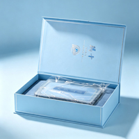 Boîte rigide pliante magnétique Off White avec logo personnalisé en relief et intérieur en satin pour l'emballage de coffrets cadeaux de produits de santé
