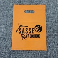 Sacs de shopping personnalisés avec nom de marque, logo imprimé sur mesure, sacs en plastique à poignée découpée pour emballage de vêtements de boutique