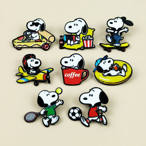 Broche de personnage de dessin animé pour loisirs et divertissements, accessoire mignon en forme de chiot Snoopy, décoration pour sac à dos - Product Image 1