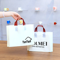 1 pièce MOQ – Sacs en plastique PE dépoli durables et recyclables avec poignée découpée sur mesure pour boutiques de vêtements et T-shirts