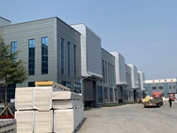 Entrepôt moderne en structure métallique préfabriquée, bâtiment métallique robuste pour le stockage industriel