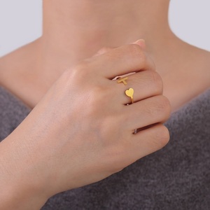 Anillo Abierto de Acero Inoxidable AOFEI con Dijes de Corazón y Cruz, Joyería Minimalista Inspirada en la Fe, Chapado en Oro de 18K PVD - Product Image 2