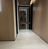 Panneau mural décoratif intérieur haut de gamme en placage de bois moderne, personnalisé, avec graphismes combinés, intégré aux portes et armoires
