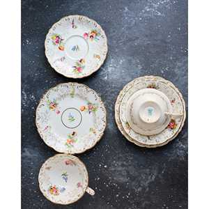 Gabriella P. Juego de Tazas de Té de Coalport del Final del Siglo XIX con Decoración Floral Rococó, Elegante Decoración de Mesa y Accesorio - Product Image 3