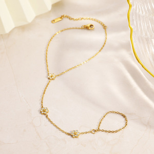 Pulsera de cadena con flores, chapada en oro de 18k con incrustaciones de diamantes, para fiestas. - Product Image 4