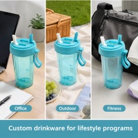 Vente chaude Creative 600 ml Infuseur De Fruits Une Tasse De Deux Boissons Différentes Tasse D'eau avec Deux Pailles Couple