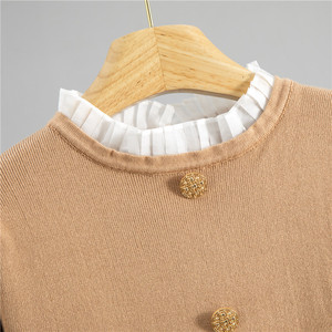 Robe pull en tricot pour femme Hepburn, manches longues, coupe ajustée, longueur mi-longue, avec poignets à volants et boutons sur le devant - Product Image 2