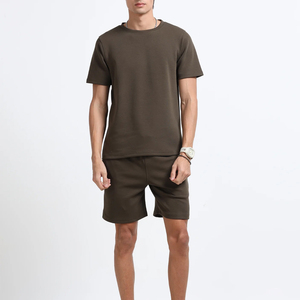 ราคาขายส่ง เสื้อยืดคอกลมแขนสั้นลำลองสำหรับผู้ชายและกางเกงขาสั้นสำหรับผู้ใหญ่ พร้อมสกรีนโลโก้ตามสั่ง - Product Image 1