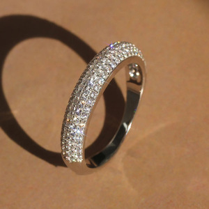 Anello Classico Stile Matrimoniale, Design Elegante per Donne - Product Image 1