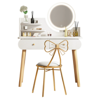 Coiffeuse moderne simple de luxe avec miroir de maquillage rouge en filet adapté à un petit appartement léger