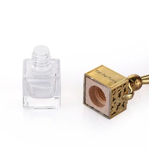 Difusor de Aroma de coche colgante de madera al por mayor 8ml 10ml Cubo de ambientador botella de Perfume colgante de coche esmerilado con tapa dorada de madera - Product Image 6