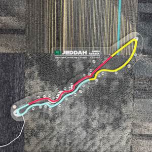 Enseigne <span class=keywords><strong>LED</strong></span> néon personnalisée en acrylique pour la décoration de la salle de course, la publicité, la décoration du circuit de la <span class=keywords><strong>Corniche</strong></span> de Jeddah - Product Image 2