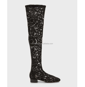 Botas de Encaje Negras para Mujer con Tacón de Bloque y Suela de Cuero de Lujo, Botas Altas hasta la Rodilla con Punta Cuadrada y Tela Elástica de Encaje - Product Image 1