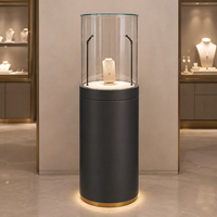 Vitrine à bijoux illuminée, en verre incurvé cylindrique, base noire, finition dorée, projecteurs pour les magasins de bijoux de luxe