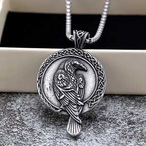 Colgante Unisex de Acero Inoxidable Vintage, Collar Vikingo con Diseño de Cuervo de Doble Cara, Amuleto con Diseño Geométrico Asimétrico, Joyería de Regalo - Product Image 4