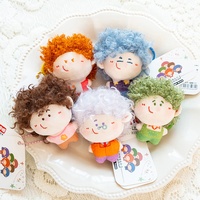 Vente en gros usine OEM ODM : Porte-clés mini personnage réaliste aux cheveux bouclés, poupée en peluche douce pour pendentif de sac, cadeau réconfortant
