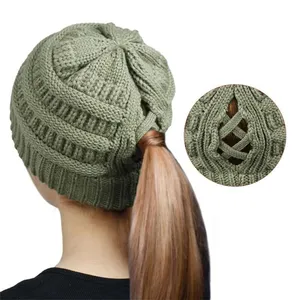 다재다능한 스포츠 숙녀 귀마개 뜨개질을 하는 모직 모자 뒤 열려있는 가을과 겨울 파열 다색 모자