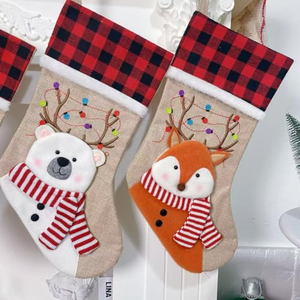 Chaussettes de Noël personnalisées en gros directement de l'usine, échantillon gratuit, chaussettes de Noël à carreaux brodées avec des motifs de rennes, du Père Noël et des bonhommes de neige - Product Image 5
