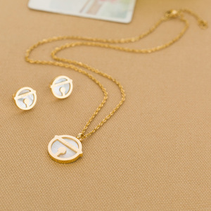 Ensemble collier et boucles d'oreilles en acier titane plaqué or 18 carats avec coquillages naturels pour femmes - Product Image 2