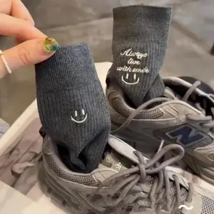 Novo outono e inverno meias femininas bordado smiley face meias meados de corte meias de algodão na moda