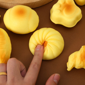 Squishies Kawaii en forme de pain, jouet de décompression en mousse PU super douce, cadeau pour enfants sur le thème de la boulangerie - Product Image 4