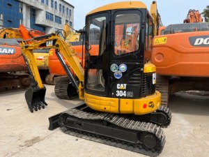 Mini excavadora usada CAT Caterpillar 304CR 304 de 4 toneladas, excavadora de cadenas original japonesa con motor Yanmar y giro trasero. - Product Image 2