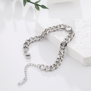 สร้อยข้อมือผู้หญิงประดับโซ่ชุบสแตนเลส - Product Image 2