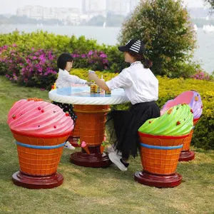 Estatua artificial personalizada de tamaño real, mesa de helado de parque temático y silla, escultura artística de decoración