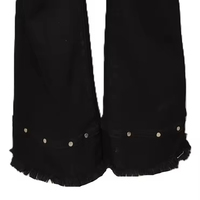 Jean en denim coupe bootcut style rétro américain, bords effilochés et déchirés, blanc tendance, coupe skinny pour femme