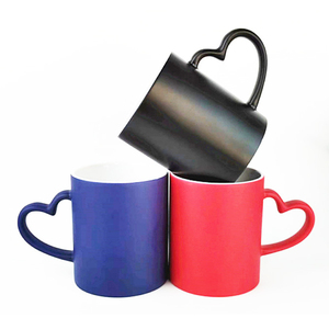 Amazn Top Seller 11oz Black Magic Hot Sensitive Color Changing <span class=keywords><strong>Taza</strong></span> <span class=keywords><strong>de</strong></span> café <span class=keywords><strong>de</strong></span> cerámica para sublimación con mango <span class=keywords><strong>de</strong></span> corazón - Product Image 5