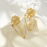 Bijou de style rétro français en acier inoxydable plaqué or 18 carats avec un design combiné de fleurs tridimensionnelles et de feuilles ajourées