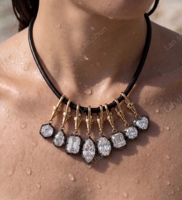 Collier avec pendentif personnalisé en CZ, vente en gros OEM, acier inoxydable 316L plaqué or PVD, cordon en cuir noir, bijoux pour femmes, fabrication en usine
