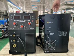 Machine à souder MIG industrielle 250A double tension 220V/380V avec roues - MIG/MAG/Flux & MMA 4-en-1 pour un travail de soudage de qualité - Product Image 2