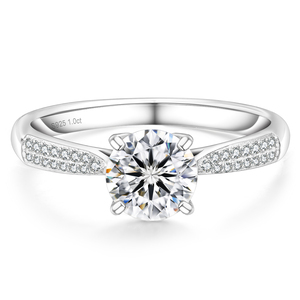 Anillo de Compromiso Clásico con Moissanita Redonda de 1.0ct, Plata S925, Piedras Laterales con Engaste de Garras, Joyería para Mujer - Product Image 1