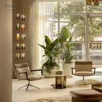 Fauteuil de détente contemporain marron rembourré avec accoudoirs ouverts noirs pour hôtel, salon et villa
