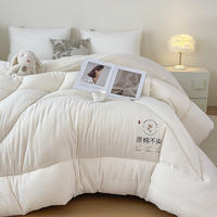 Couette matelassée en crêpe de polyester 2026, motif carré de luxe, couverture douce, taille King, poids et taille personnalisables, directement de l'usine