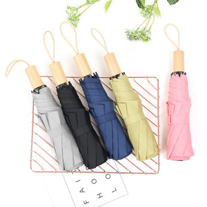 Paraguas Plegable Manual con Mango de Madera, 8 Varillas, Estructura de Aleación, Diseño Minimalista de Poliéster, Protección Solar y contra la Lluvia para Estudiantes - Product Image 1