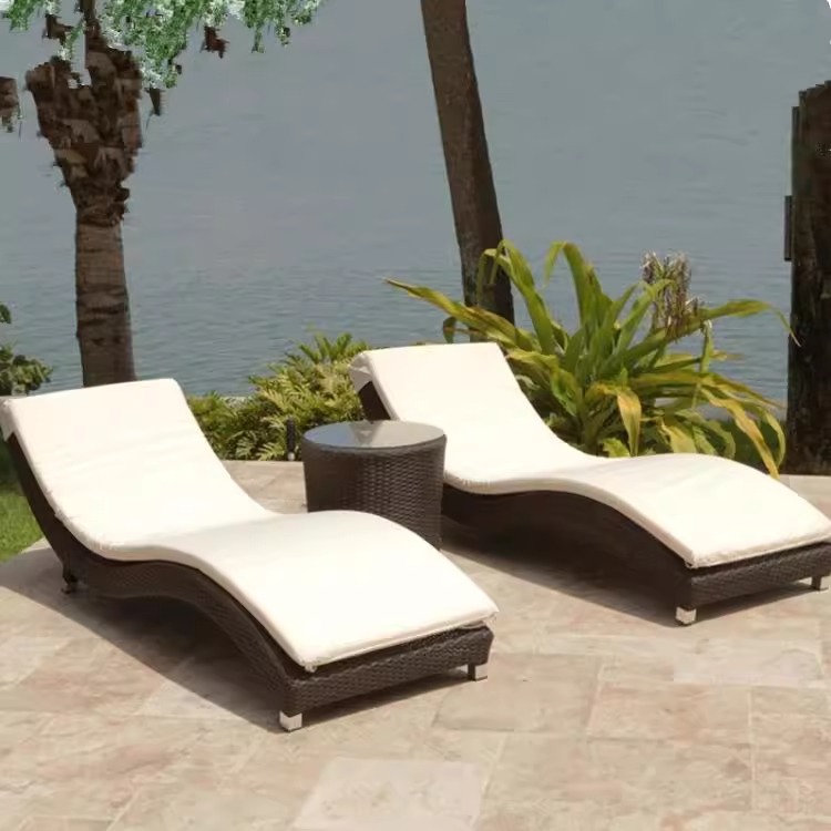 2 lits avec coussins + table basse