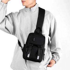 Bolso <span class=keywords><strong>de</strong></span> pecho para hombre con película <span class=keywords><strong>de</strong></span> cuero <span class=keywords><strong>de</strong></span> marca <span class=keywords><strong>de</strong></span> moda transfronteriza, tendencia <span class=keywords><strong>de</strong></span> motocicleta estilo Hong Kong, <span class=keywords><strong>Cros</strong></span> multifuncional <span class=keywords><strong>de</strong></span> un solo hombro - Product Image 2