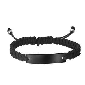 Bracelet ajustable personnalisé en acier inoxydable pour femme, avec breloque rouge et noire, design barre gravée, idéal pour le quotidien - Product Image 3