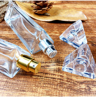 Botol Parfum Kaca Segitiga Vertikal 30ml Mewah, Kosong, Atomizer Crimp, Kristal Bening, Leher Crimp 15mm, Logo Custom, 100pcs