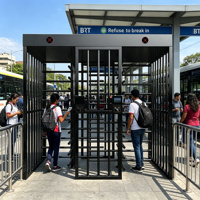 Tourniquet multi-mode de contrôle d'accès à hauteur complète avec télécommande pour projets gouvernementaux, scolaires, hospitaliers, de sécurité publique et de construction