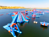 Parc flottant gonflable avec trampolines aquatiques, obstacles d'aventure et structures de jeux aquatiques pour les stations balnéaires