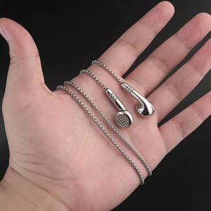 Nuevas llegadas: Collar con colgante de auriculares de acero inoxidable, diseño de dije, color oro y acero. - Product Image 5